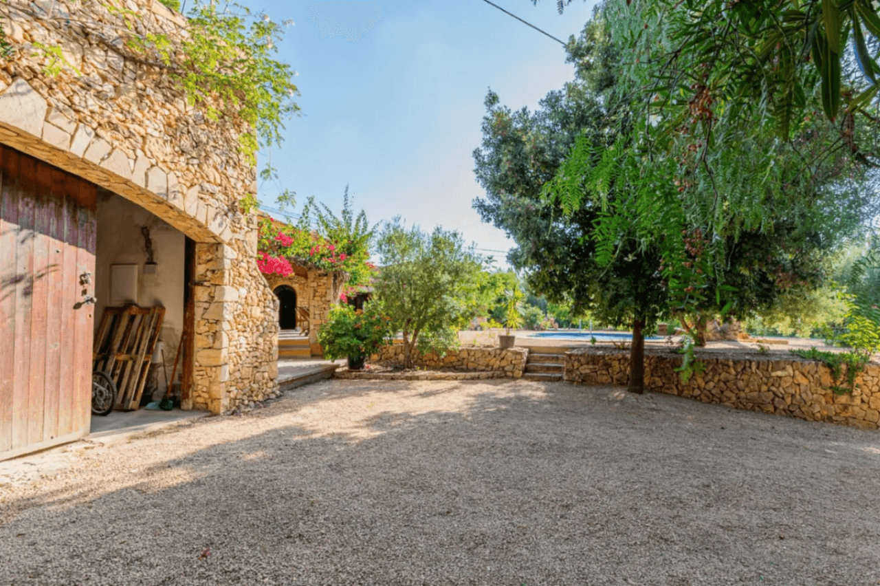 Chalet for sale with 3 bedrooms in Peña Roja, Valencia.