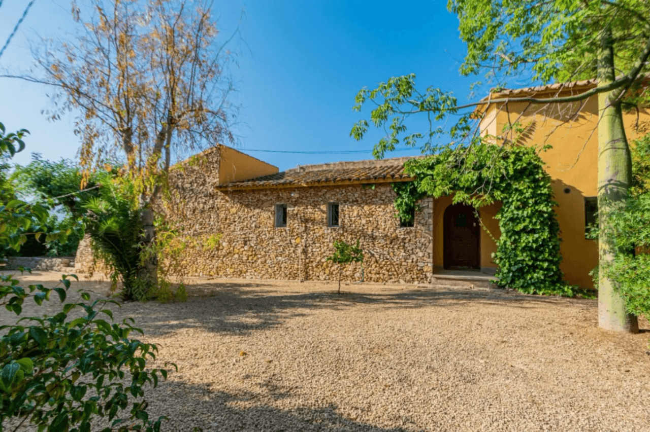 Chalet for sale with 3 bedrooms in Peña Roja, Valencia.