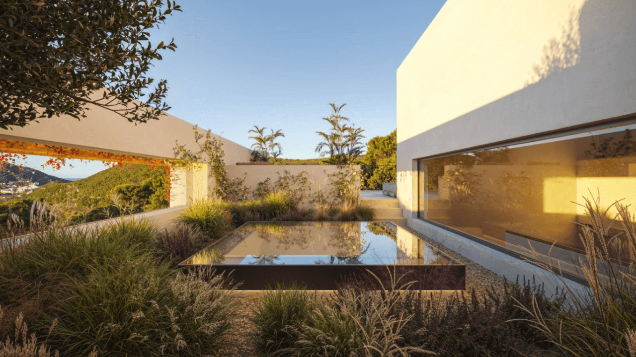 Sofisticated Luxury Living in the heart of Roca Lisa