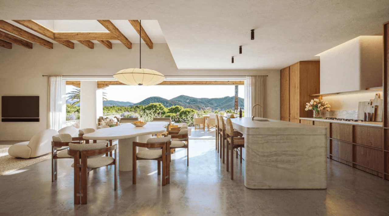 Sofisticated Luxury Living in the heart of Roca Lisa